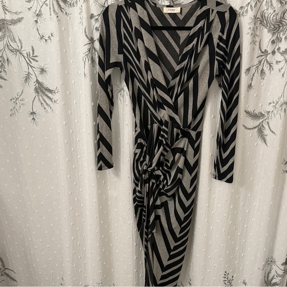 Freeway Dresses & Skirts - Freeway Black and Gray Geometric Long Sleeve Dress